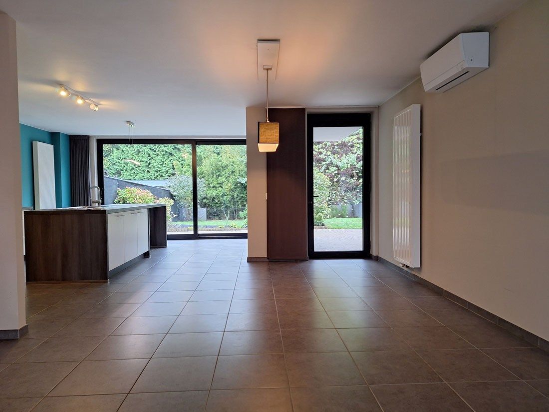 Prachtige eigentijdse woning in een groen kader foto 3