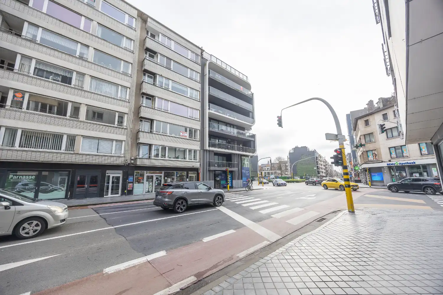 Gerenoveerd drie slaapkamer appartement met open zicht! foto 25