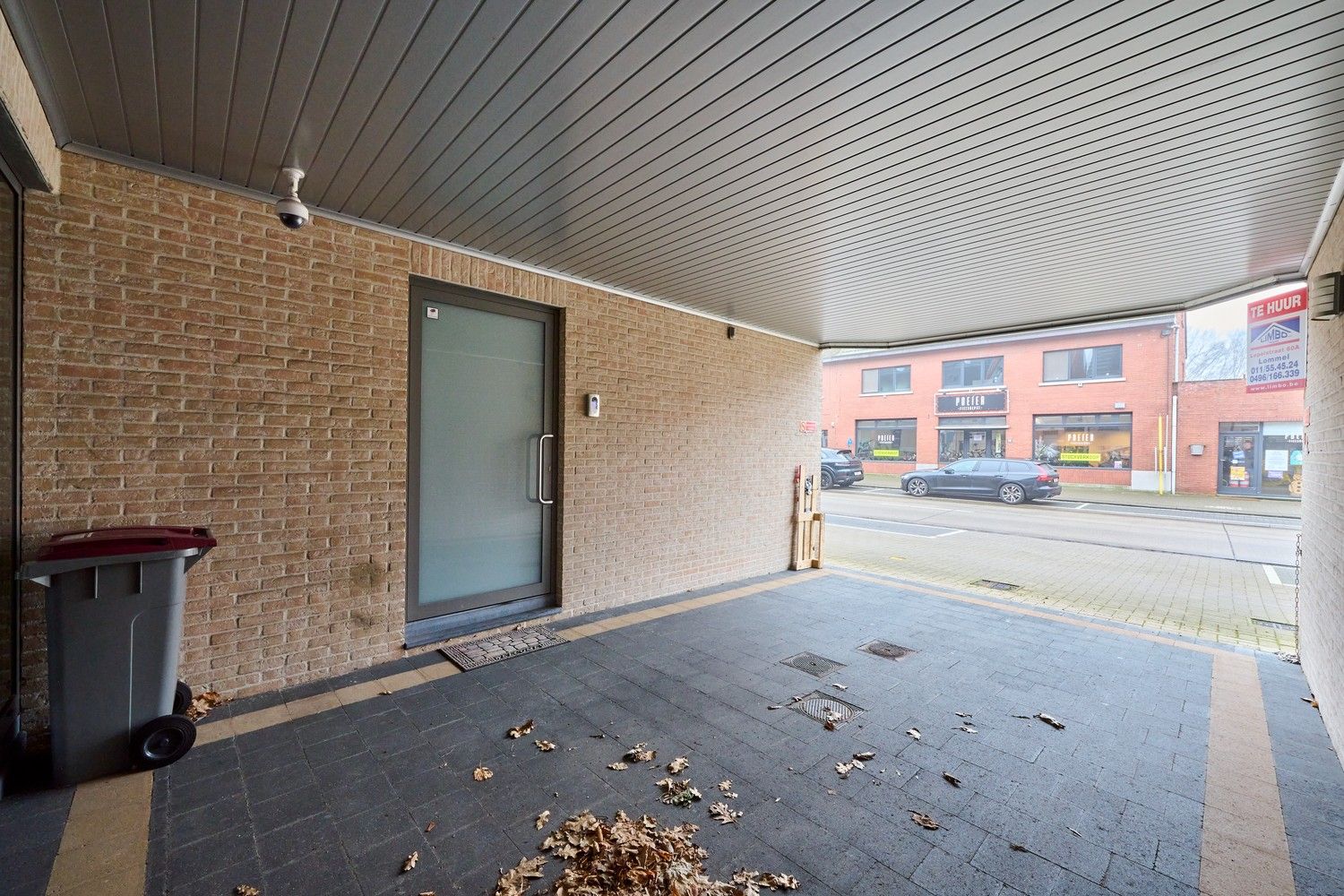 Gunstig gelegen heel ruim, fraai afgewerkte, handelsruimte met afzonderlijk toegankelijke woonstgelegenheid (triplex appartement) foto 28