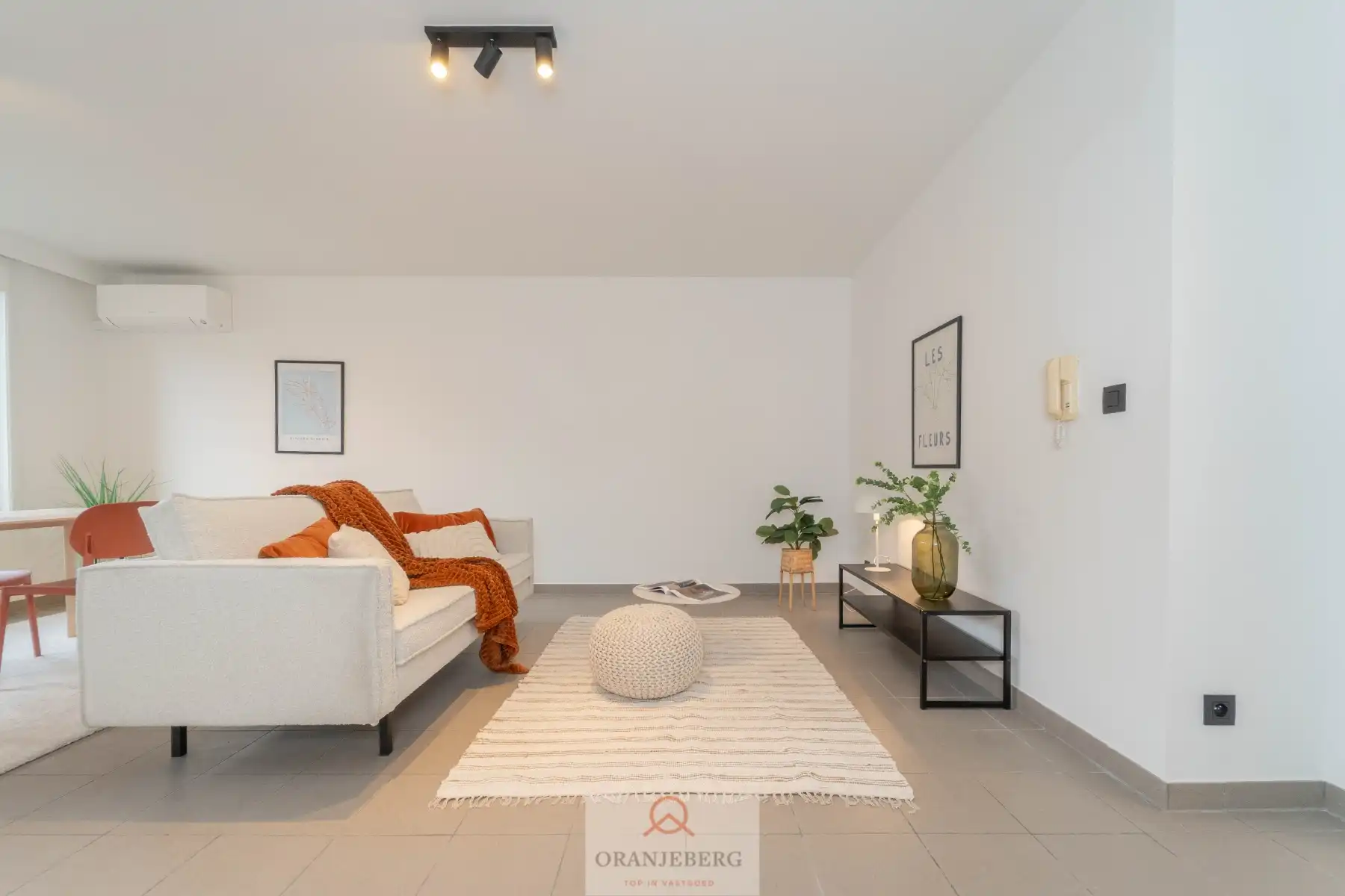 Lichtrijk gelijkvloers 2-slpk appartement met terras! foto {{pictureIndex}}