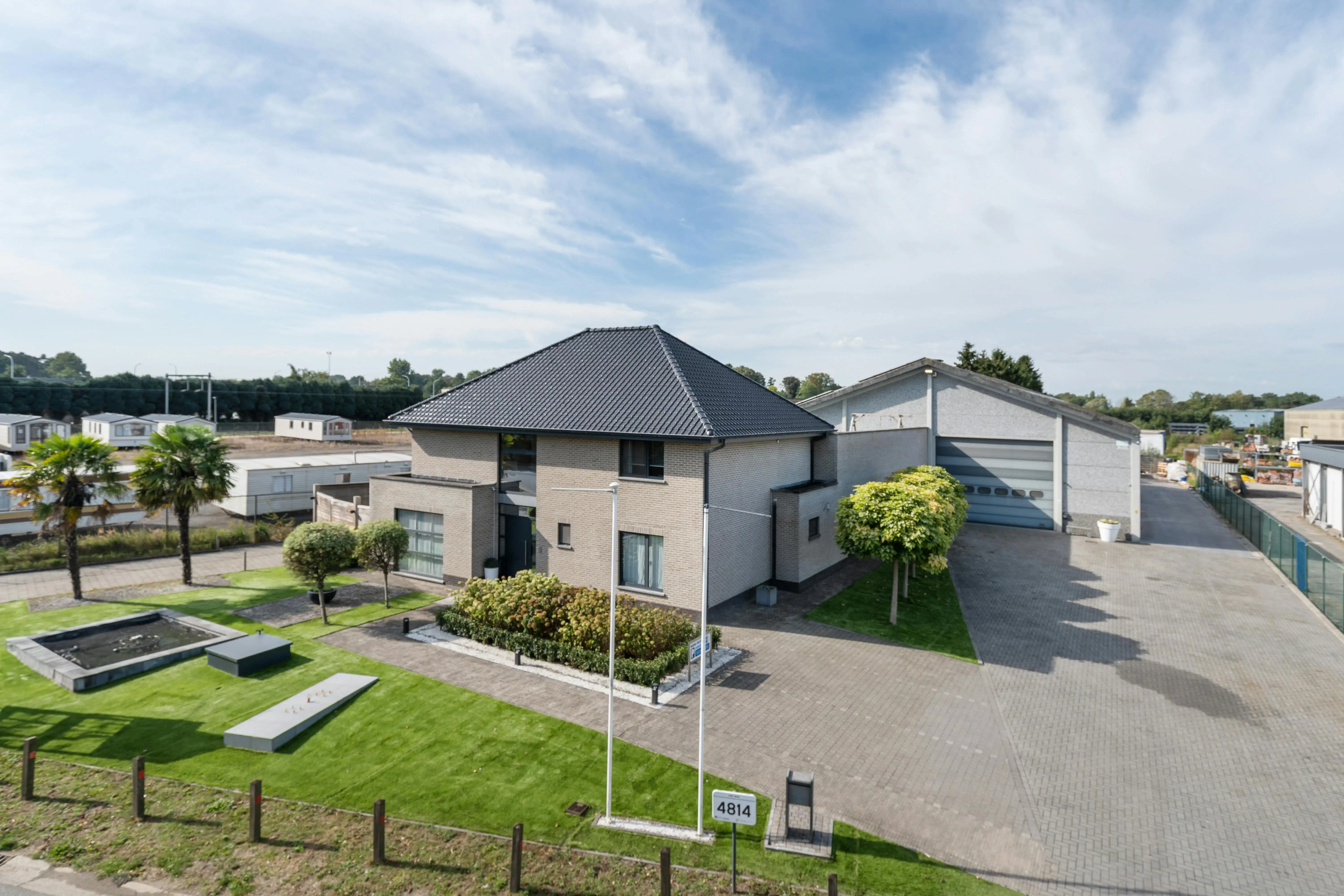 Luxe villa met exclusieve tuin en 600m2 magazijn in KMO-zone foto {{pictureIndex}}