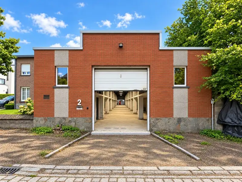 Magazijn met mezzanine te koop nabij Gent en de R4 foto {{pictureIndex}}
