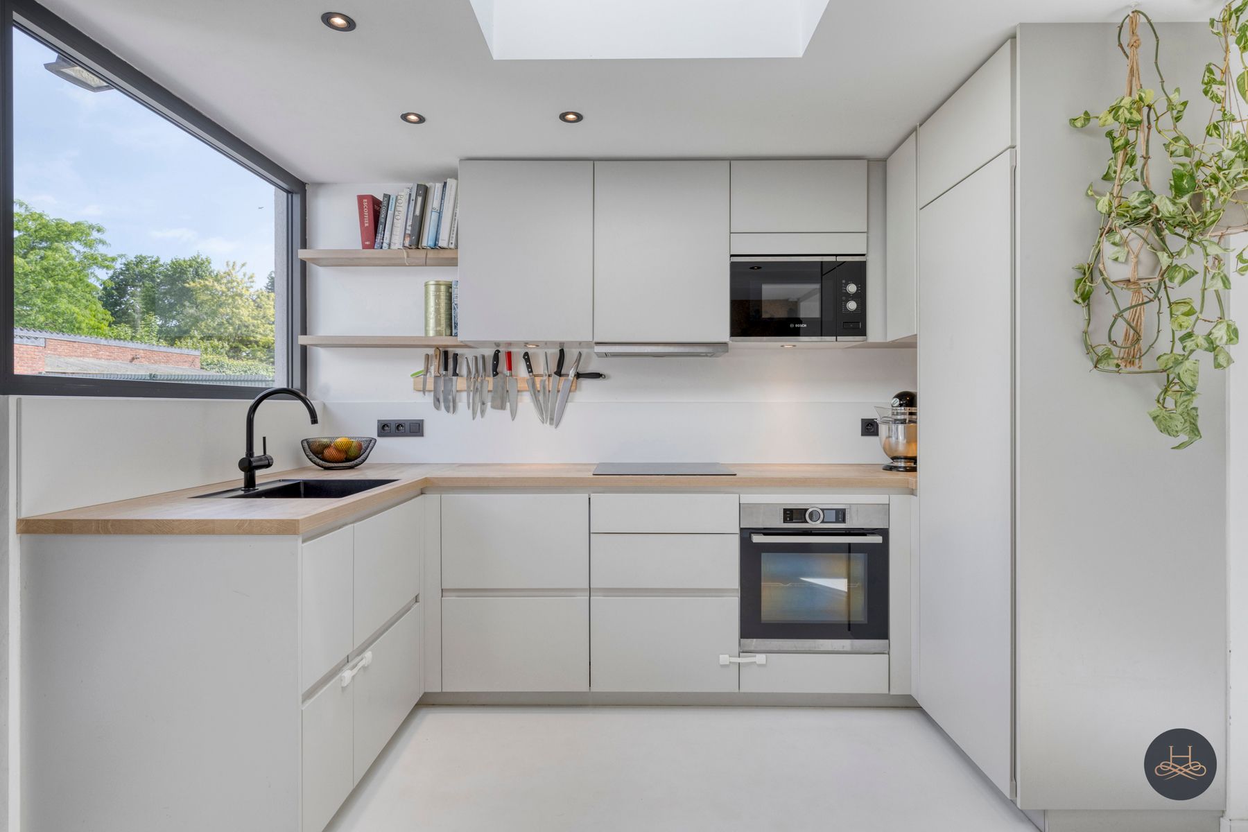 Volledig gerenoveerde open woning met ruime, praktische tuin foto 11