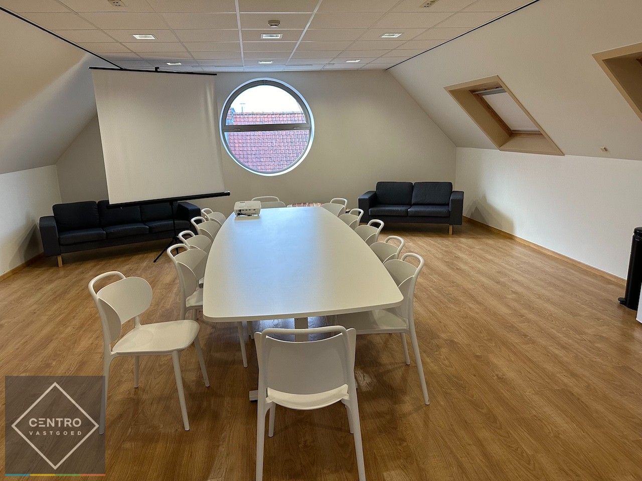 VOLLEDIG VERNIEUWDE en instapklare KANTOORRUIMTE op gelijkvloers (± 55m²)  met UITSTRALING op de markt van Knesselare! Ruime parkeergelegenheid langs de openbare weg. foto 5