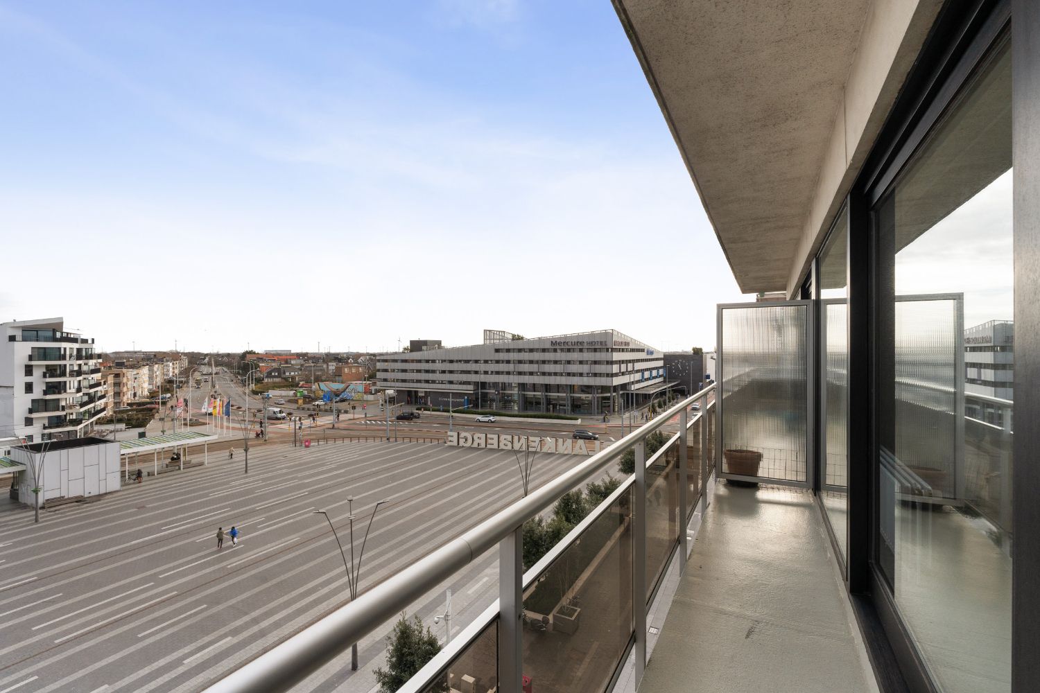 Gerenoveerde studio met terras en prachtig zicht over het stationsplein foto 9