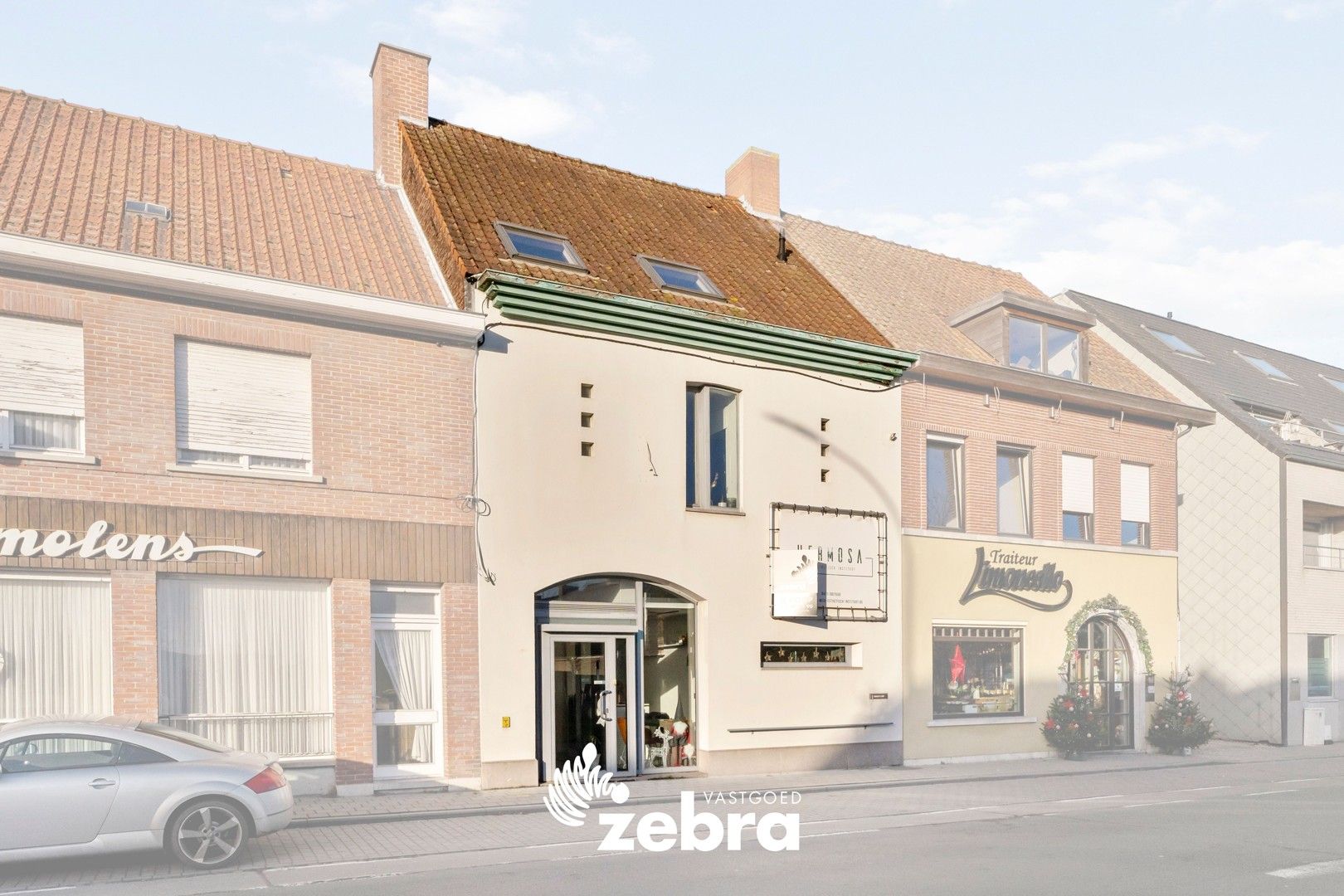 Recentelijk gerenoveerde handelswoning op de Bosmolens te Izegem! foto {{pictureIndex}}