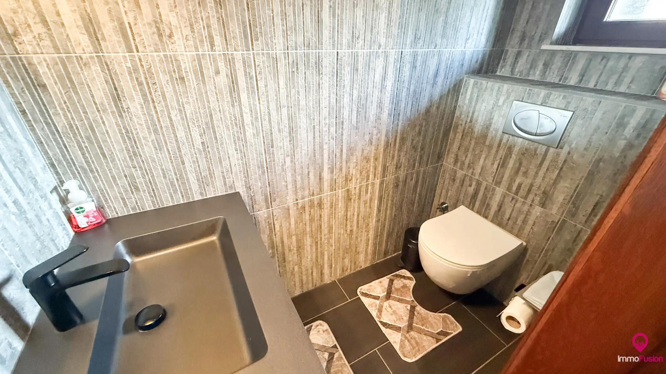 Ruime gezinswoning met 4 slpk, zonnepanelen en grote tuin! foto 19