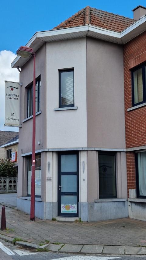 Ruime EENGEZINSWONING met grote leefruimten, 2 slaapkamers en mooi terras, woning met mogelijkheden, op 1 are 33 ca. foto 44