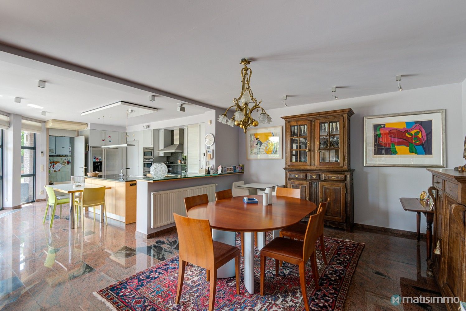 GELIJKVLOERS APPARTEMENT MET TUIN EN TWEE SLAAPKAMERS NABIJ HET STADSCENTRUM VAN BILZEN foto 5