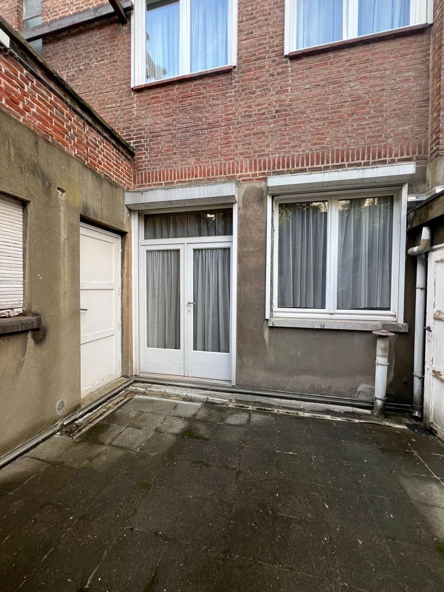 Te renoveren gelijkvloers appartement met 2 slaapkamers foto 14