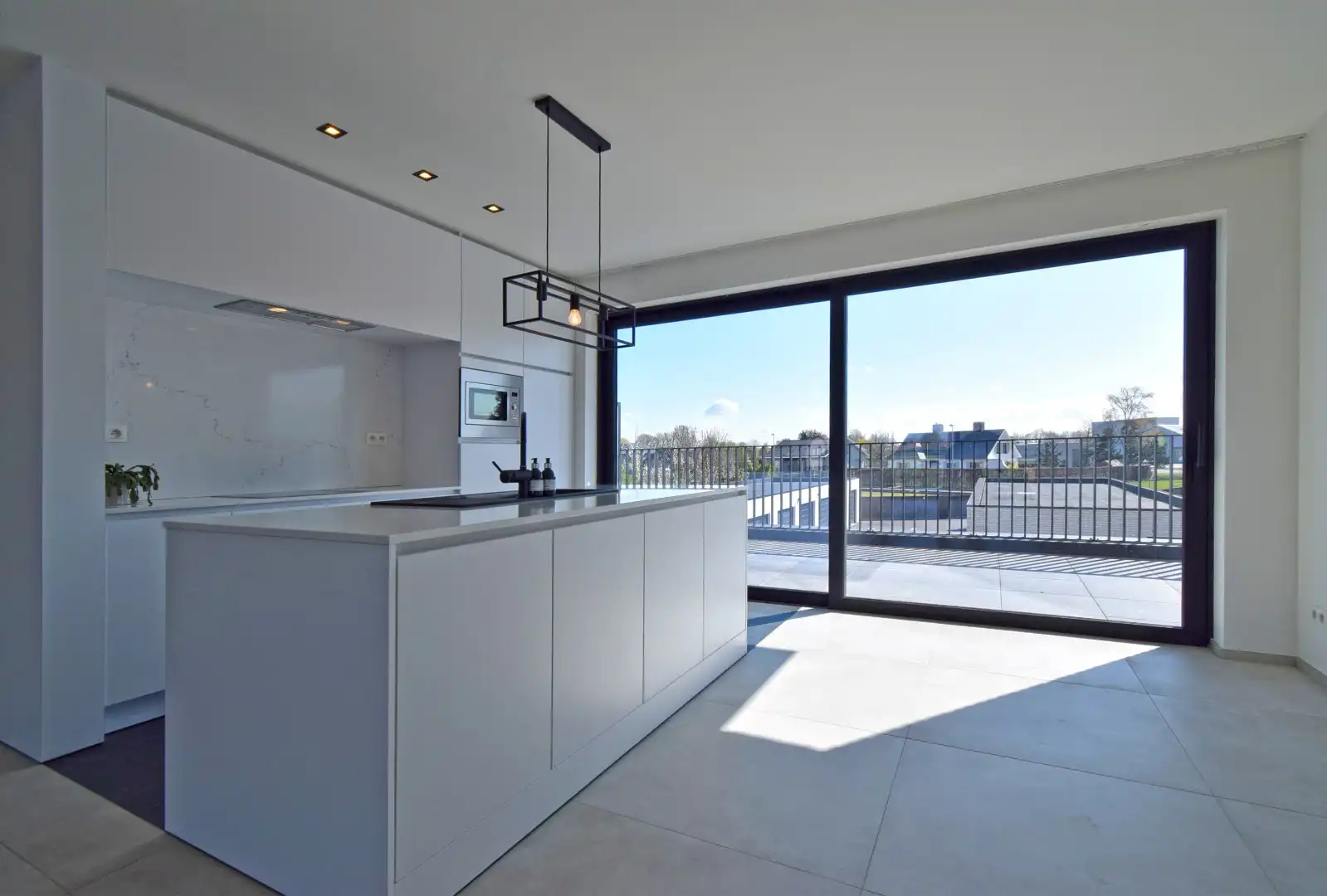 INSTAPKLAAR APPARTEMENTENT MET TWEE RUIME TERRASSEN foto 4