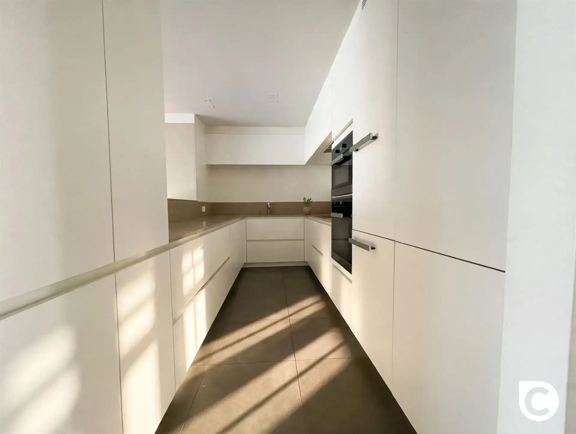 Ruim en licht verzorgd 2-slp appartement met terrassen foto 4