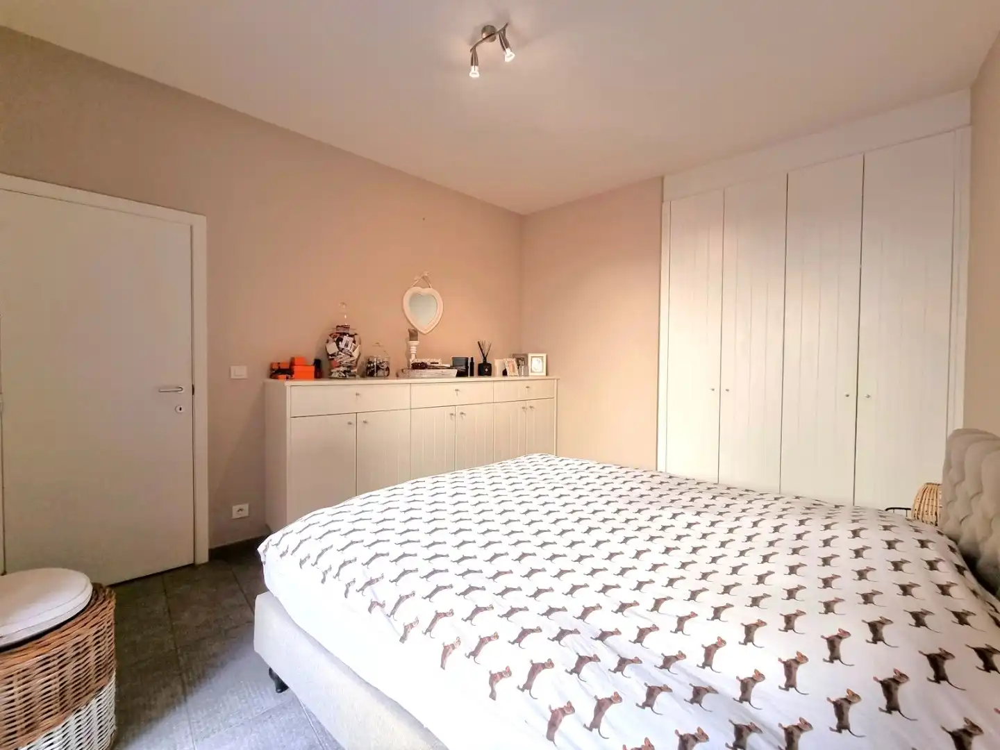 Centraal gelegen gelijkvloers appartement met twee slaapkamers en stadskoer foto 7