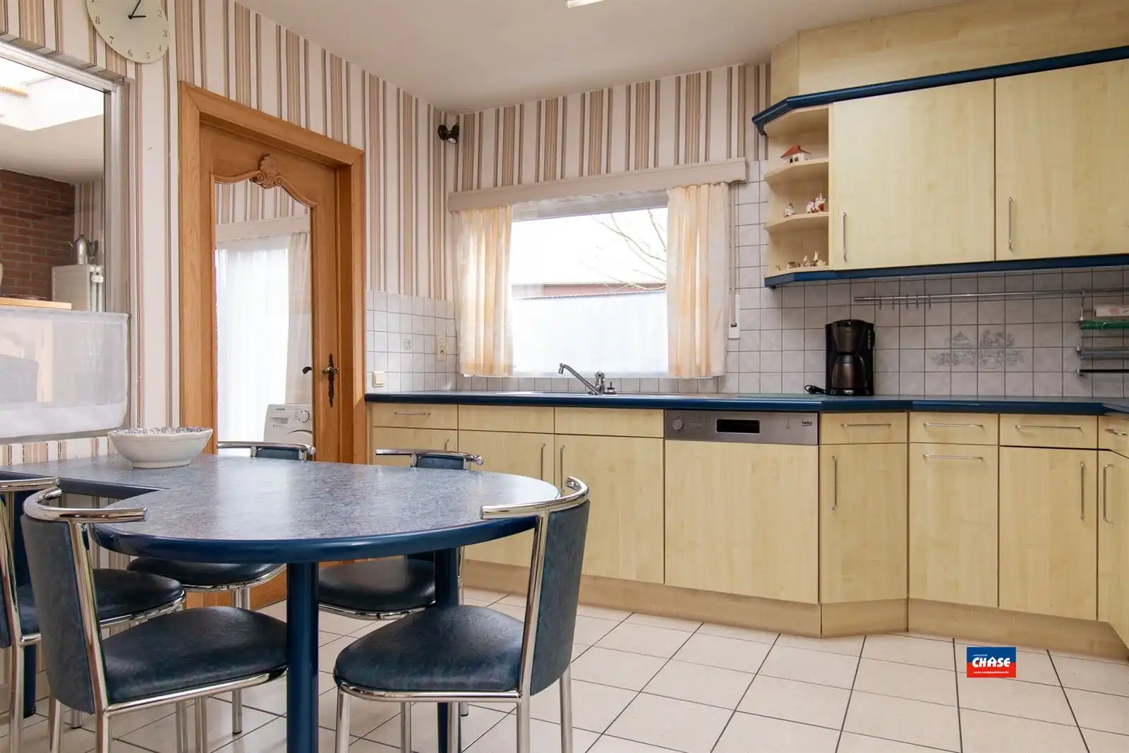 Op te frissen rijwoning met 3 slaapkamers, zolderkamer en gezellige zuid tuin. foto 8