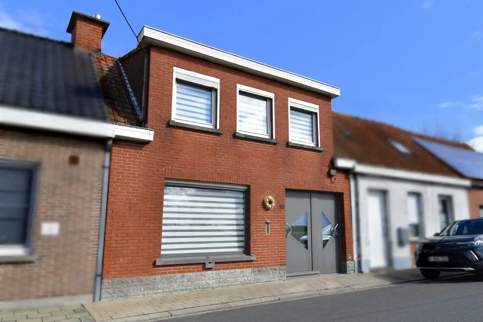 Hoofdfoto van de publicatie: Mooie rijwoning met 2 slaapkamers, tuin en garage te koop in het gezellige Gullegem