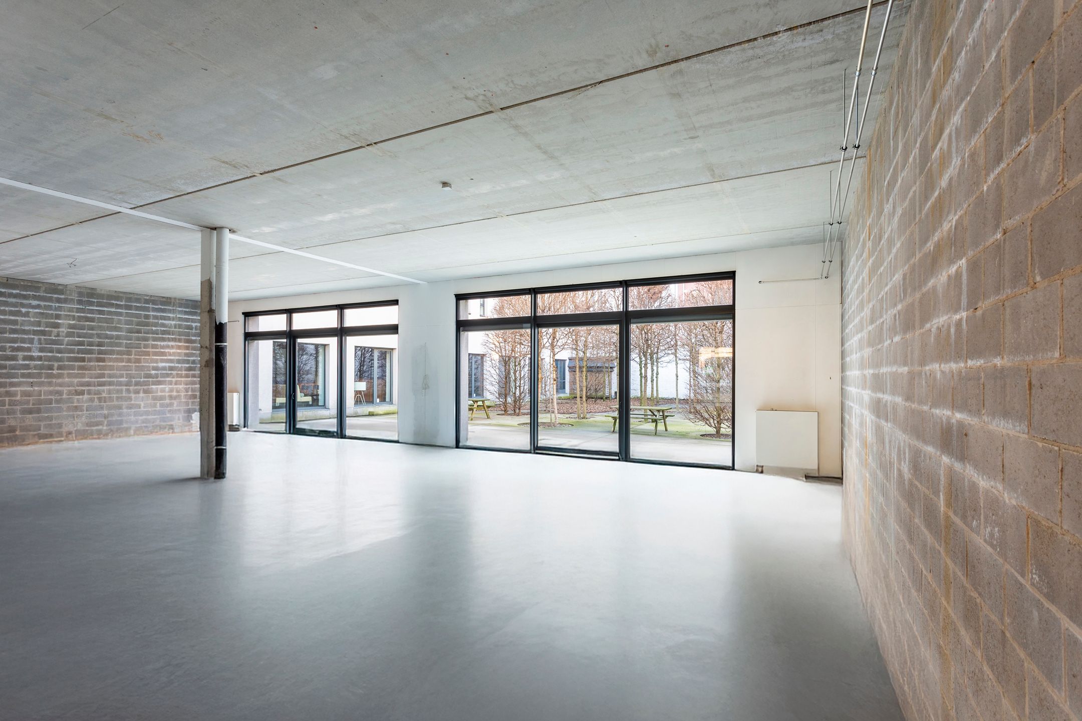 polyvalente handelsruimte van ca 375 m² aan het Willemdok foto 2