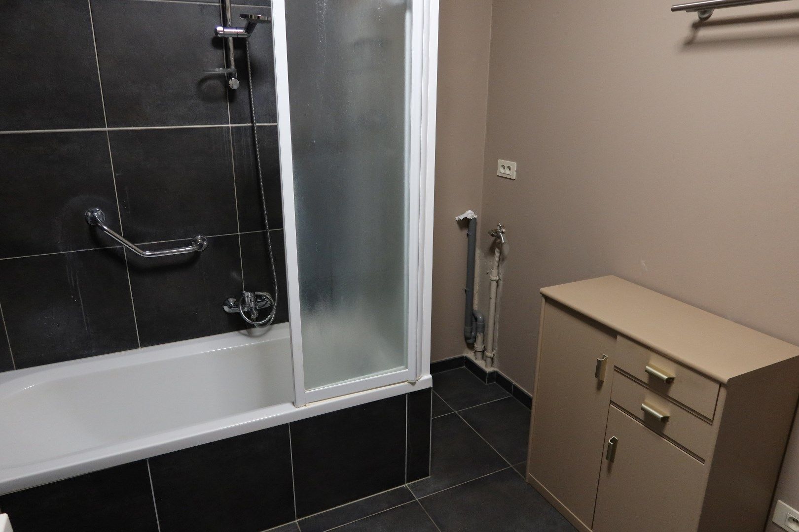 Gelijkvloers app met 2 slk, tuin en garage foto 9