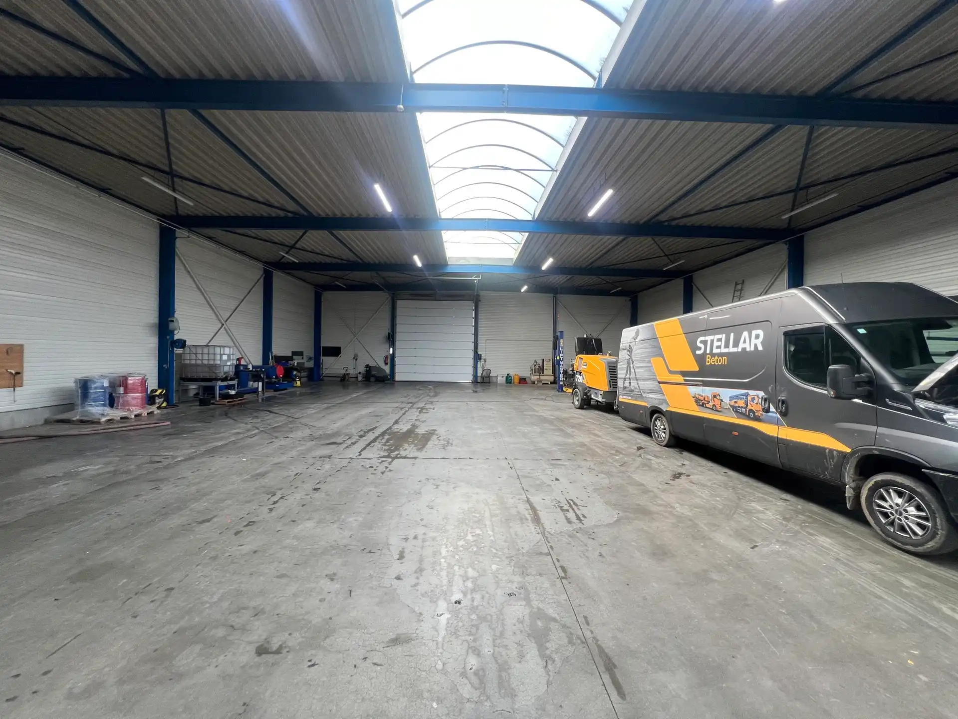 Bedrijfsgebouw met verhard buitenterrein         foto 8