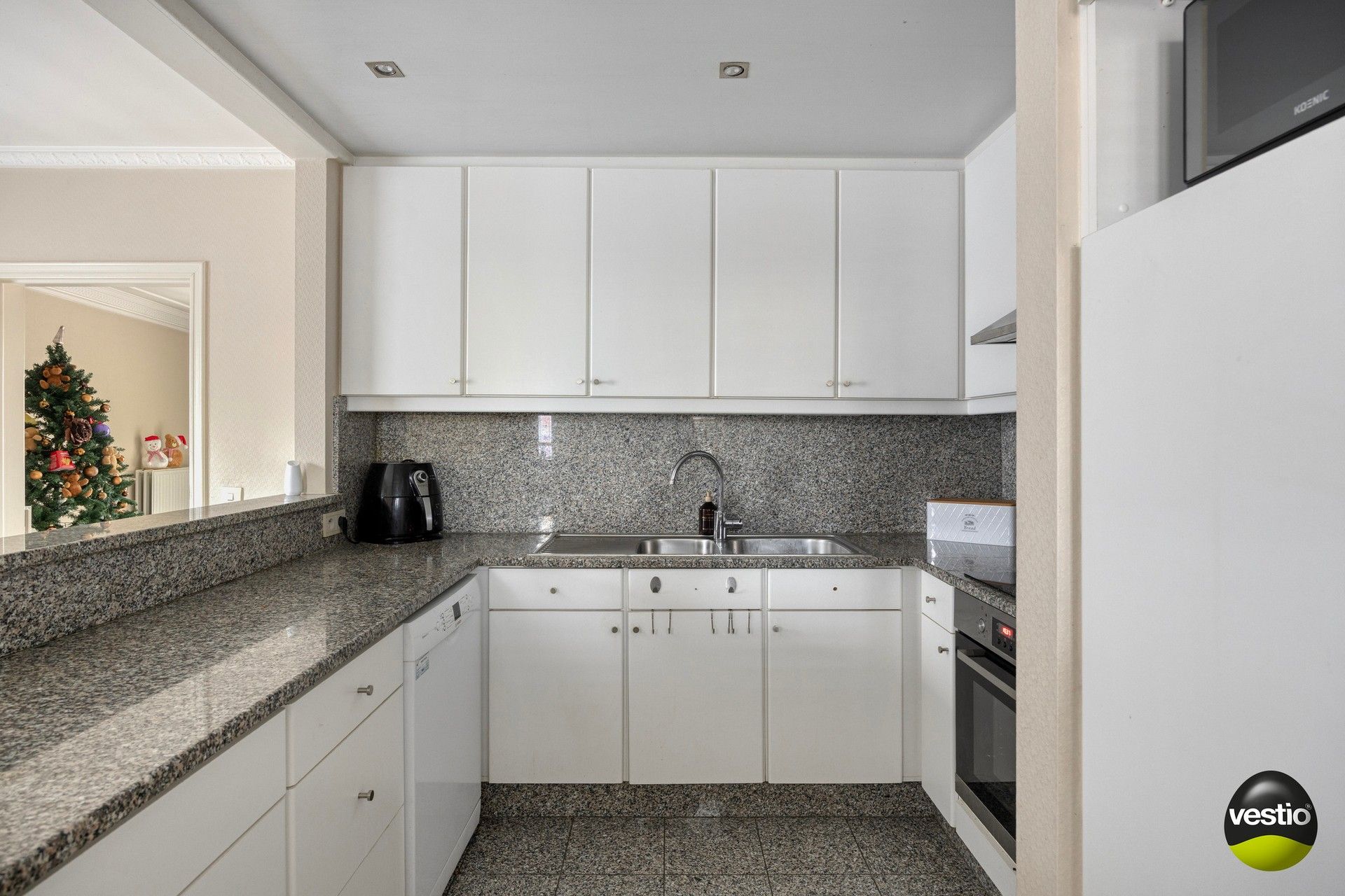 Handelshuis met absolute topligging en verhuurd bovenliggend appartement in hartje Alken. foto 13