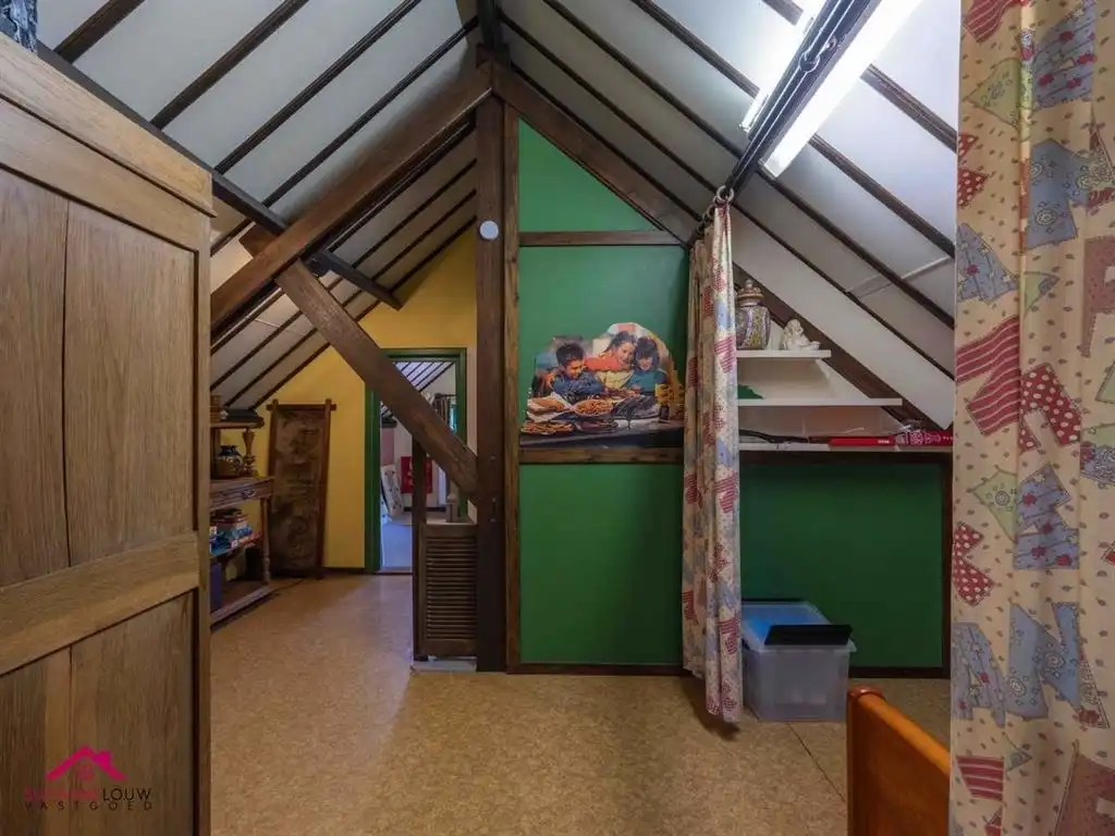 Karaktervolle, vrijstaande woning op riant perceel foto 28