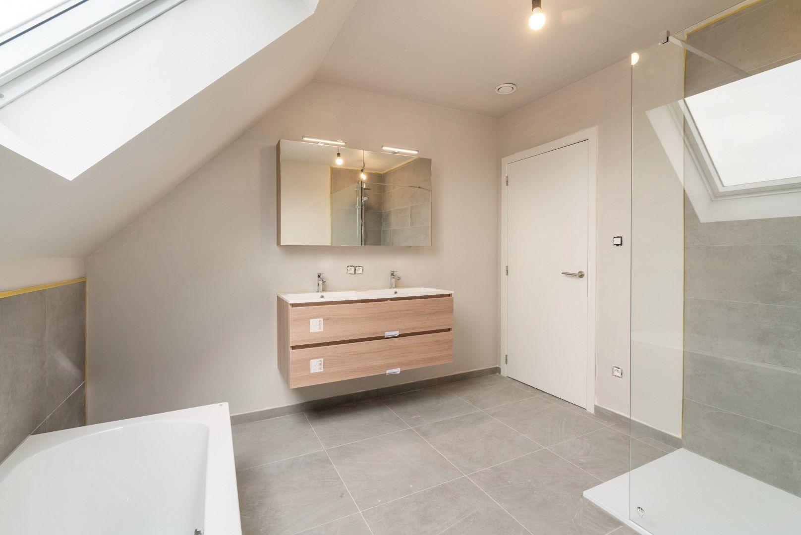 RUIM APPARTEMENT MET 3 SLAAPKAMERS foto 12