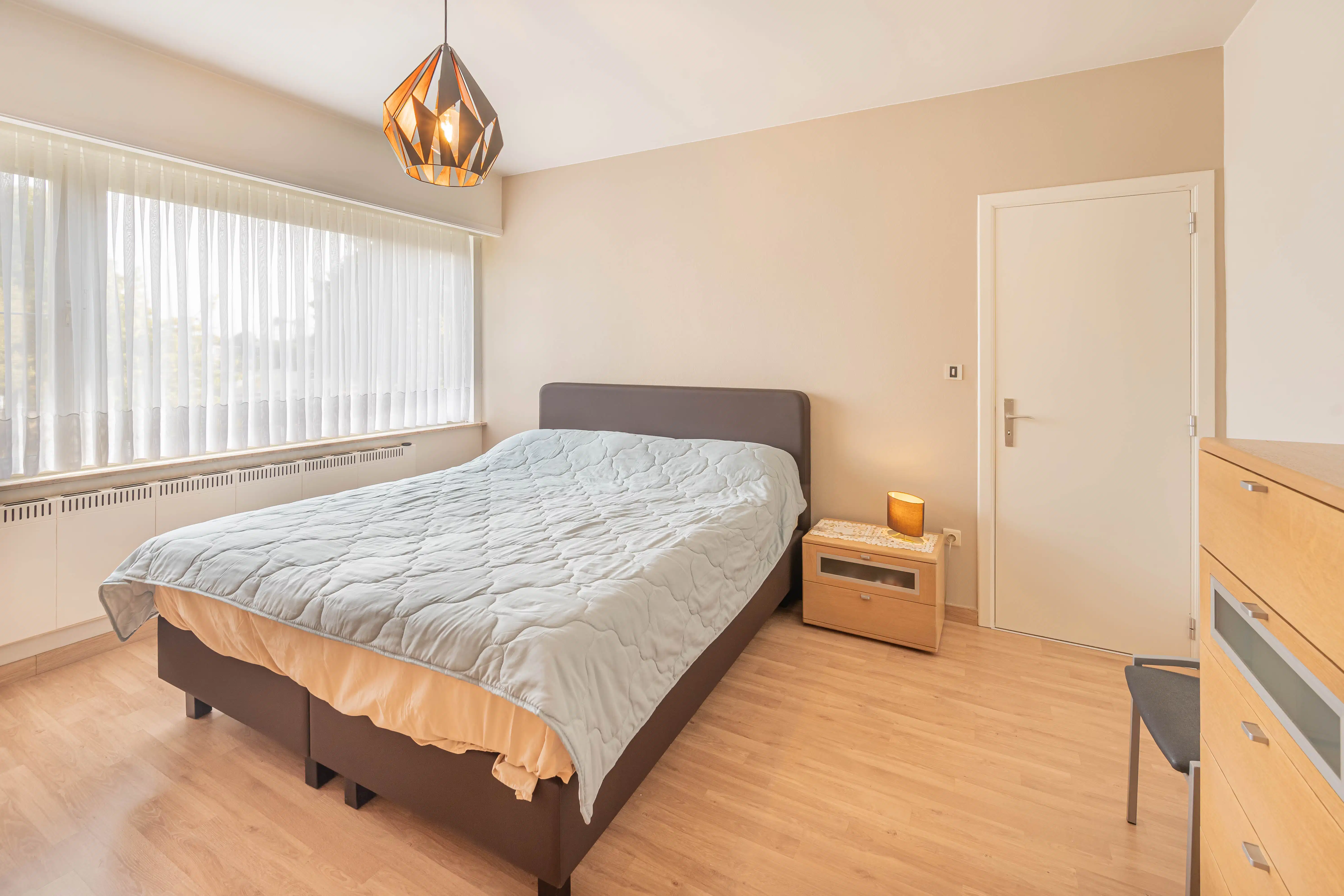 Kwalitatieve woning met 3 autostaanplaatsen in de garage! foto 16
