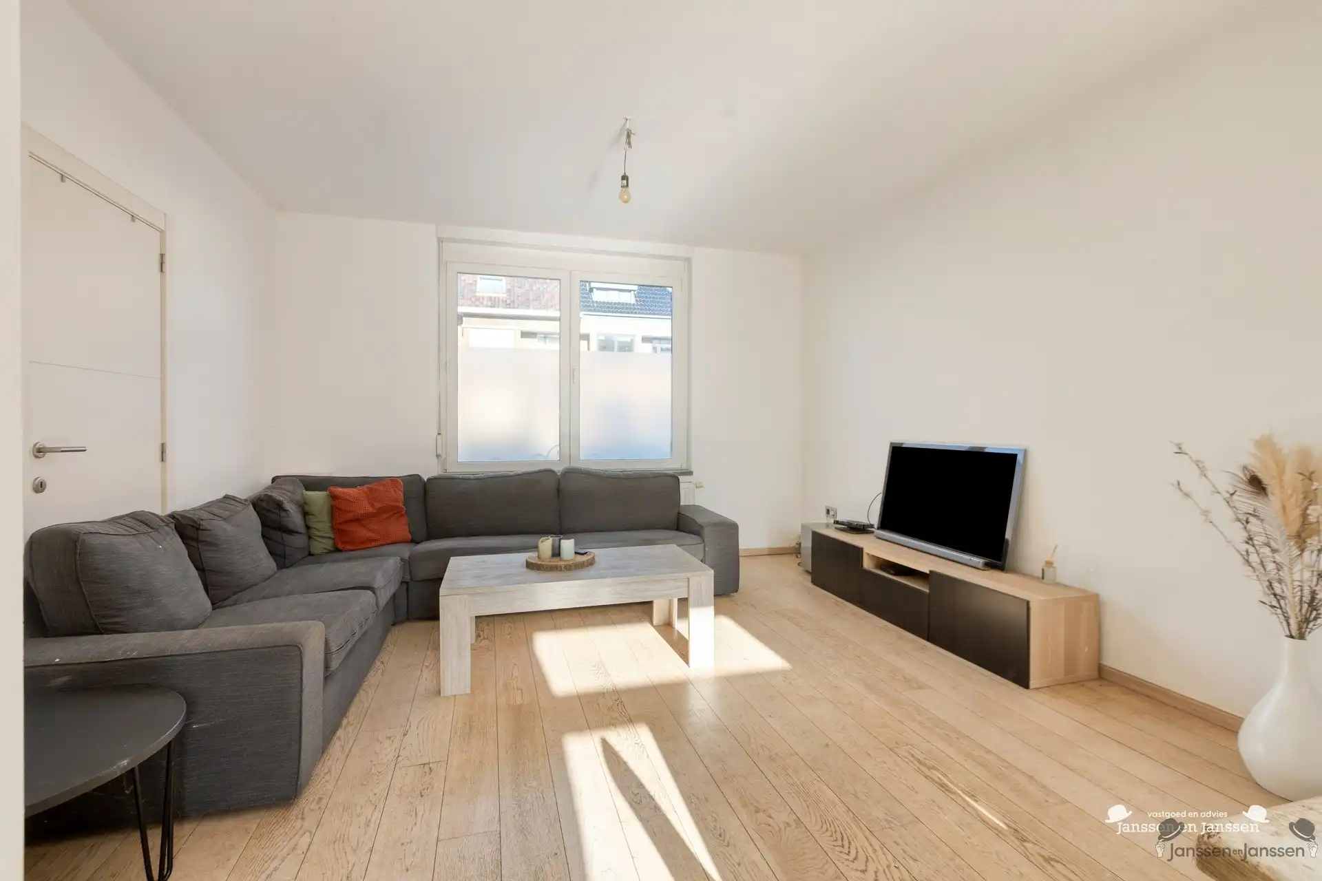 Instapklare rijwoning met 3 slaapkamers, terras en diepe tuin in Hasselt foto 5