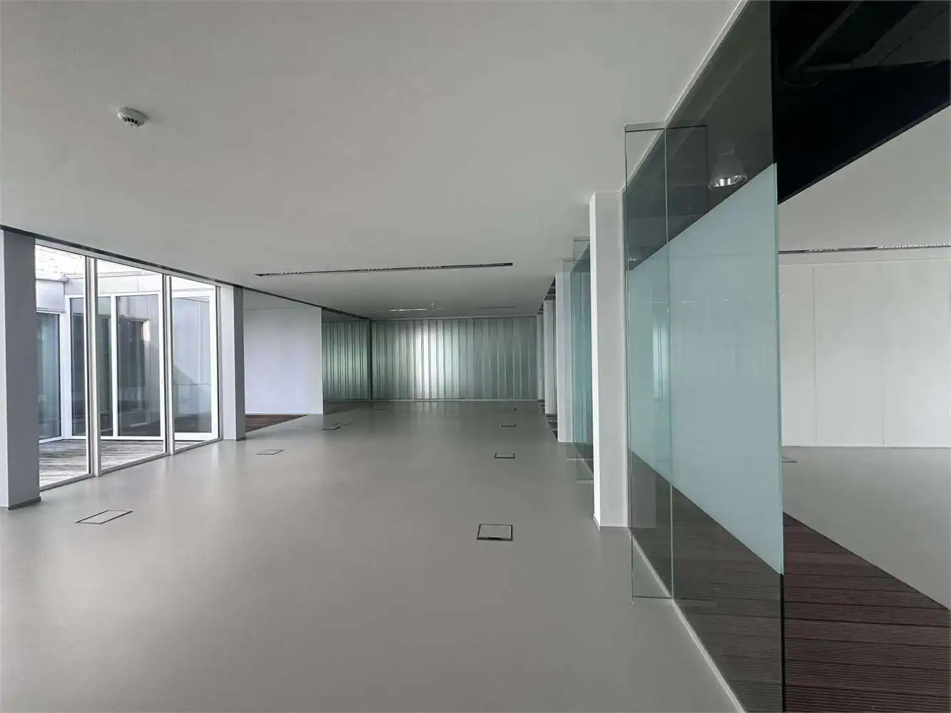 UNIEKE KANTOREN MET PARKING EN VERSCHILLENDE OPPERVLAKTES foto 7