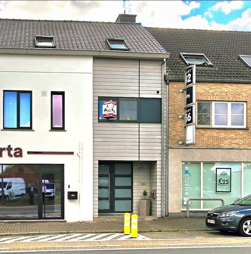 TE KOOP: Instapklaar appartement met 3 slaapkamers, dubbele garage en 2 terrassen foto {{pictureIndex}}