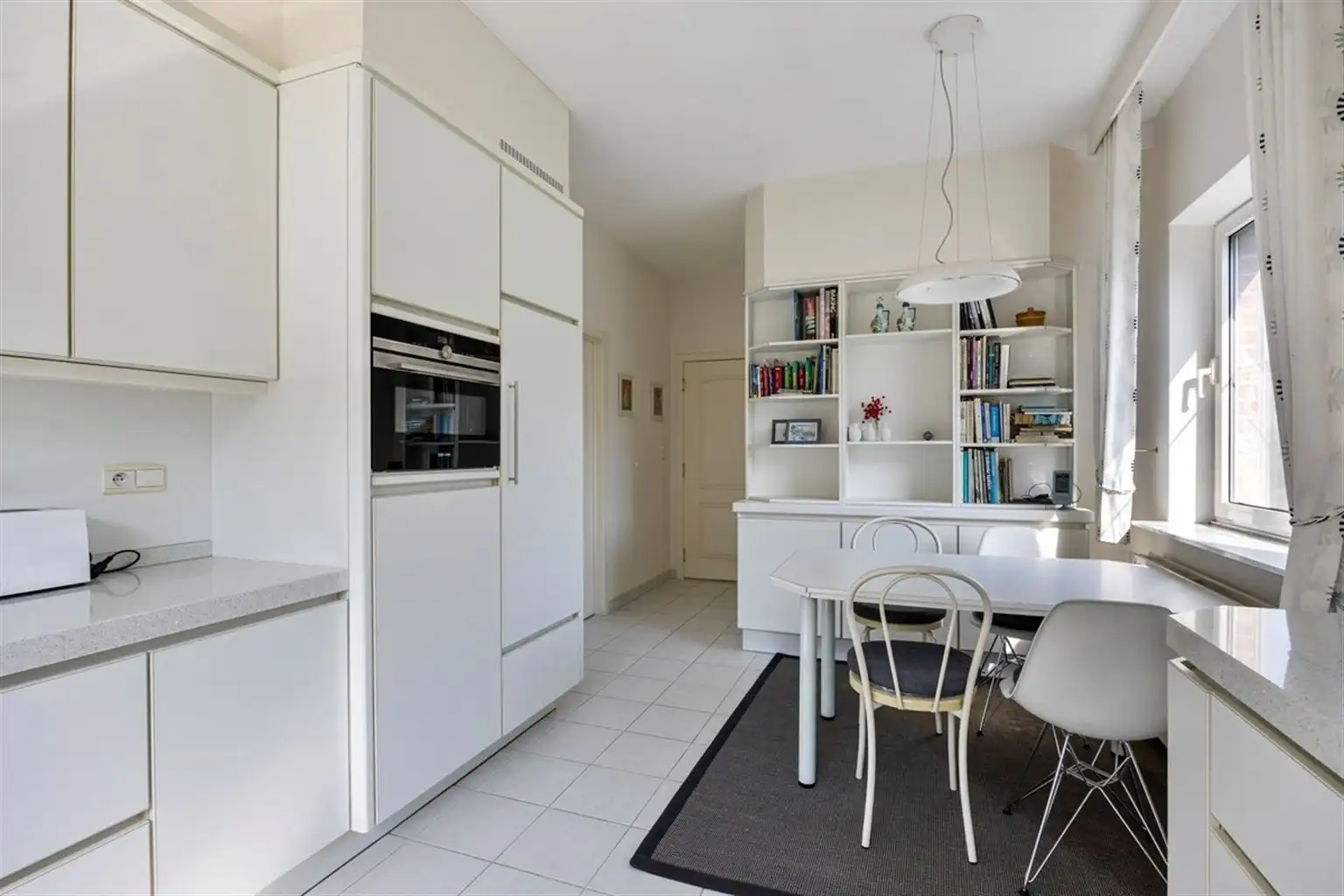 Prachtig, uitzonderlijk ruim appartement met 2 slaapkamers, 3 terrassen en een dubbele inpandige garagebox, gelegen nabij het centrum van Maaseik. foto 7