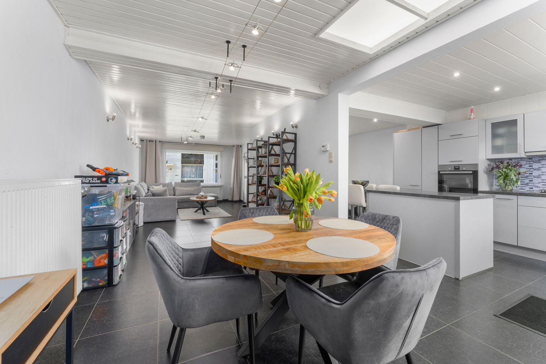 Centraal gelegen gerenoveerde rijwoning met 3 slpk en tuin foto {{pictureIndex}}