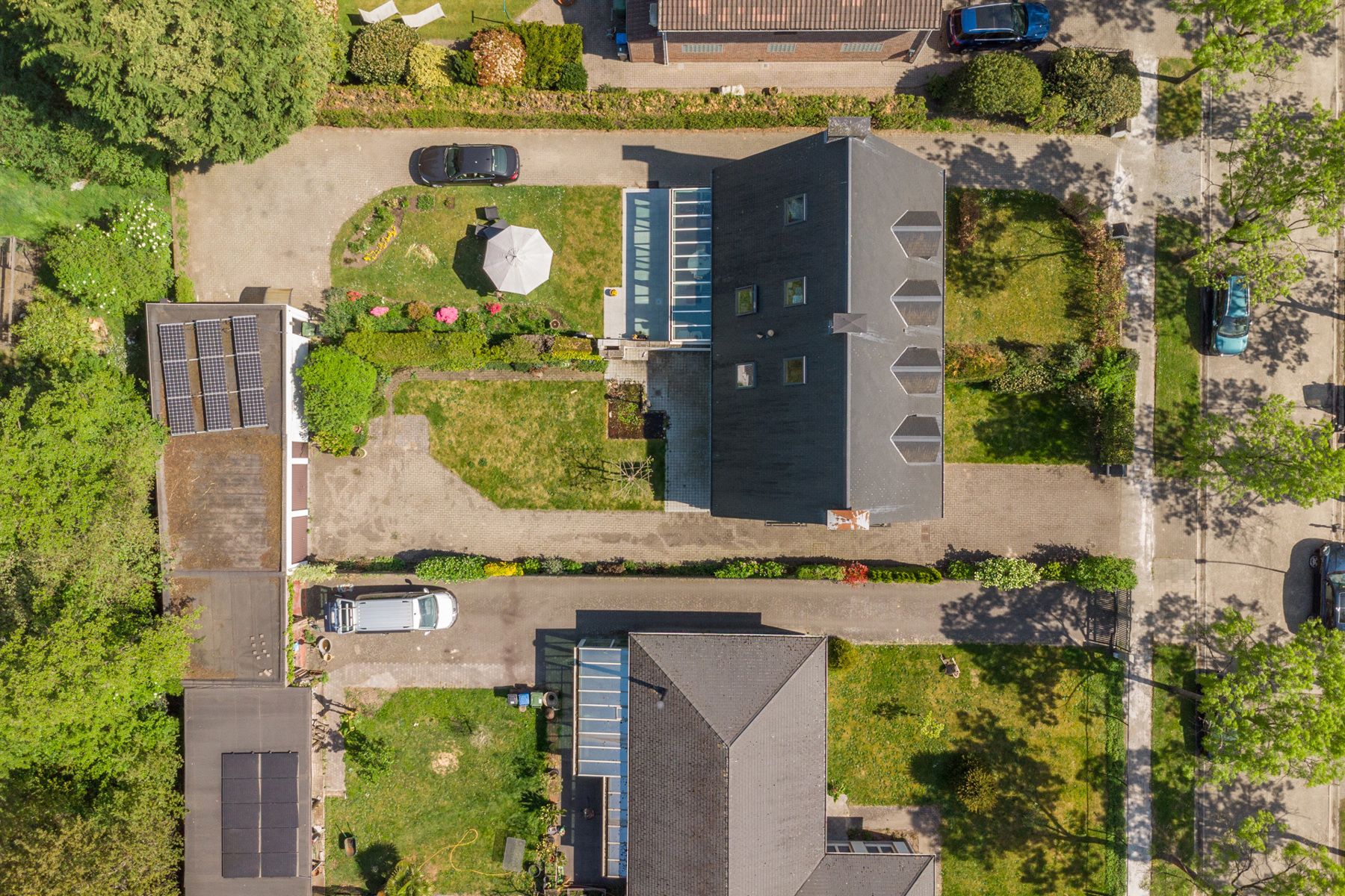 Gezinswoning in Brasschaat met tuin en dubbele garage foto 16