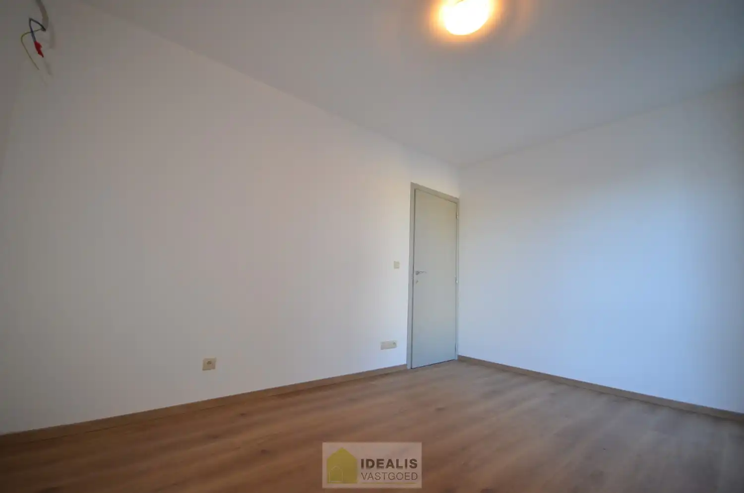 IDEALIS VASTGOED  - Ruim en aangenaam gerenoveerd appartement pal in het centrum van Berbroek (Herk-de-Stad)! Het appartement is gelegen middenin in het centrum, op wandelafstand van scholen, supermarkten, horeca en sportcentra. Het appartement biedt verder een fijne leefruimte met open keuken, 2 rustige slaapkamers, een prettige badkamer en een terras. Tevens kan men gemakkelijk parkeren in een afzonderlijke garagebox. foto 11