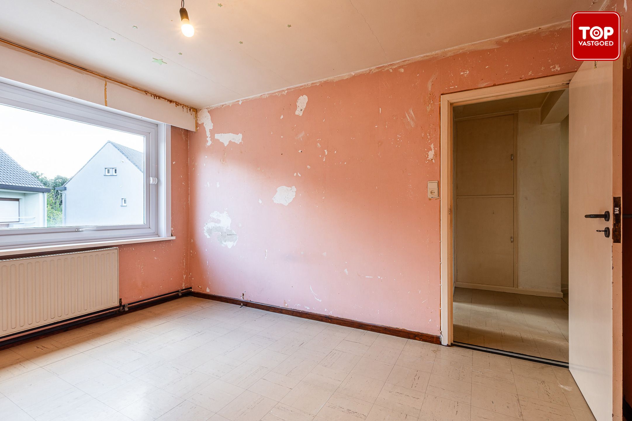 Te renoveren half open woning met tuin en garage. foto 22