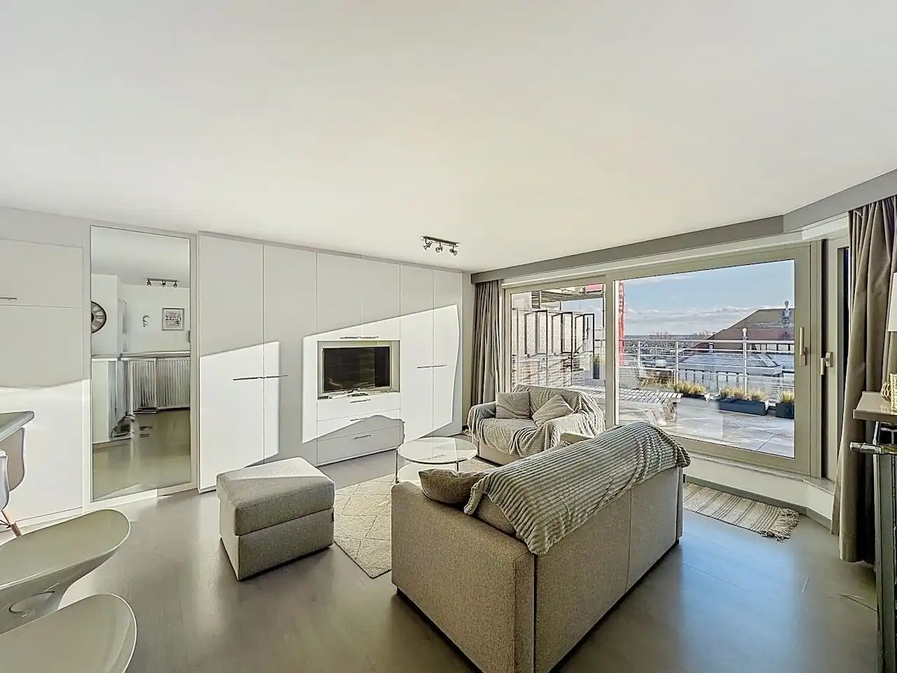 Lichtrijke penthouse met twee terrassen op de Elizabetlaan. foto 3