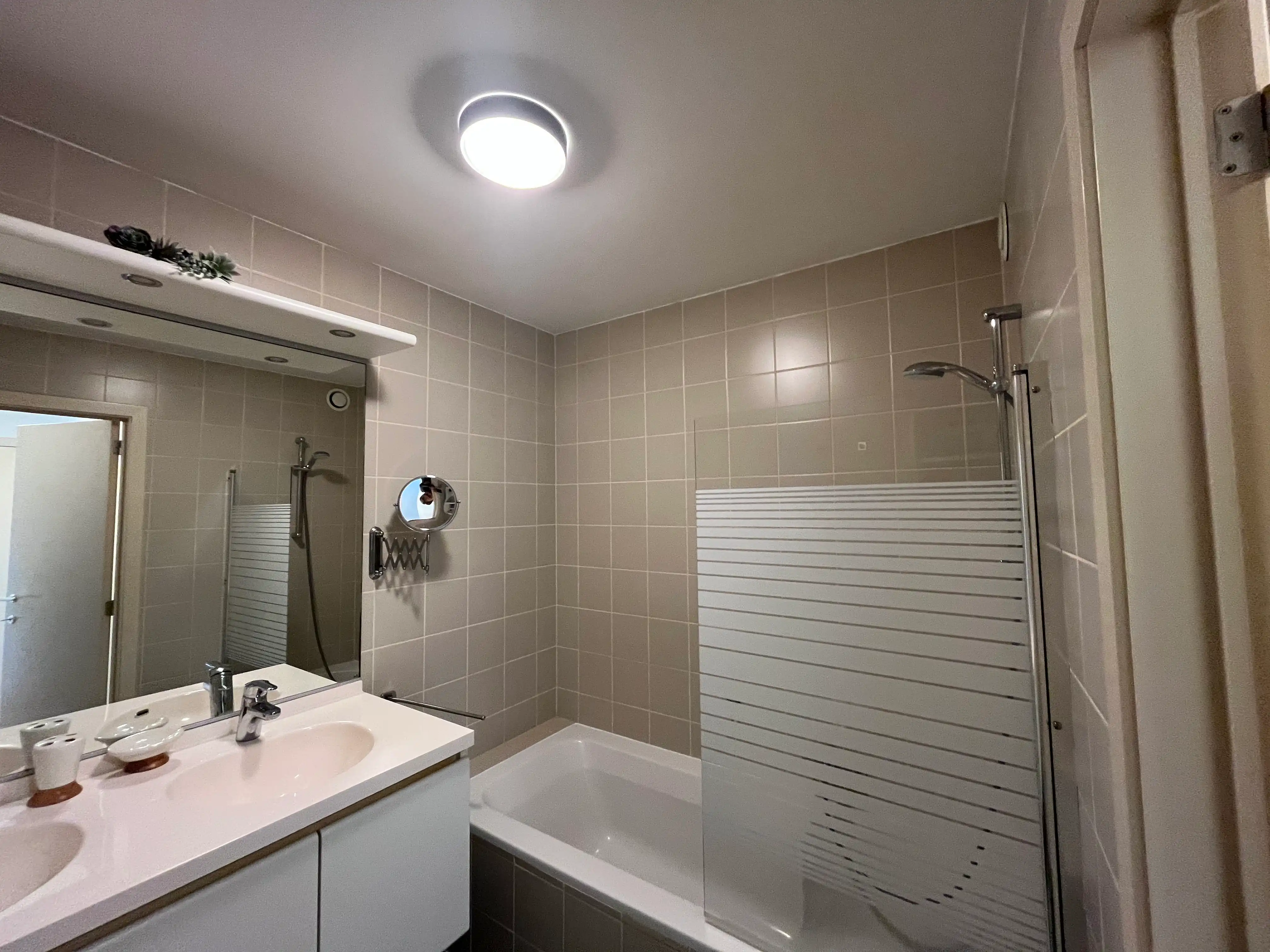 Gemeubeld appartement met terras en 1 slaapkamer in de Tijdokstraat foto 12