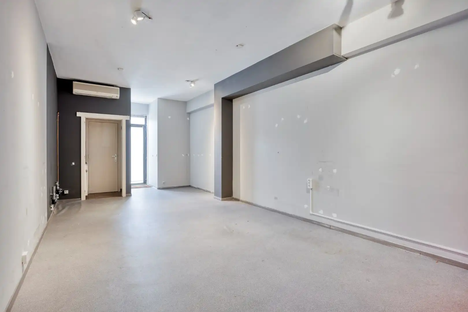 Gunstig gelegen handelsruimtes van 56 m² en 37 m² in gallerij "Laarcenter". foto 11