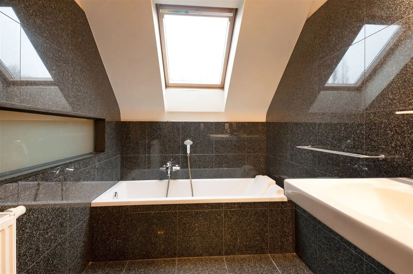 Instapklaar duplexappartement met 3 slaapkamers in Gent! foto 11