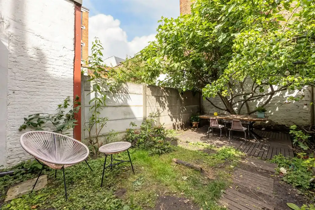 Karaktervolle gezinswoning met  groene stadstuin foto 3