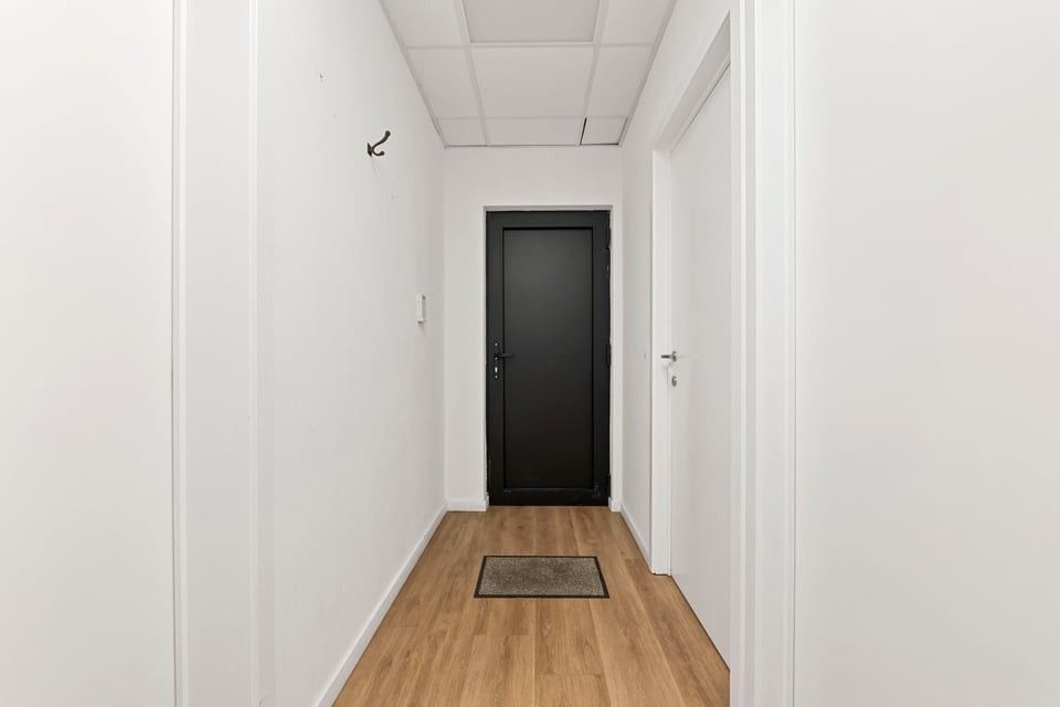 PROFFESIONELE WERKRUIMTE MET TERRAS EN 6 PARKEERPLAATSEN IN SINT-TRUIDEN foto 13