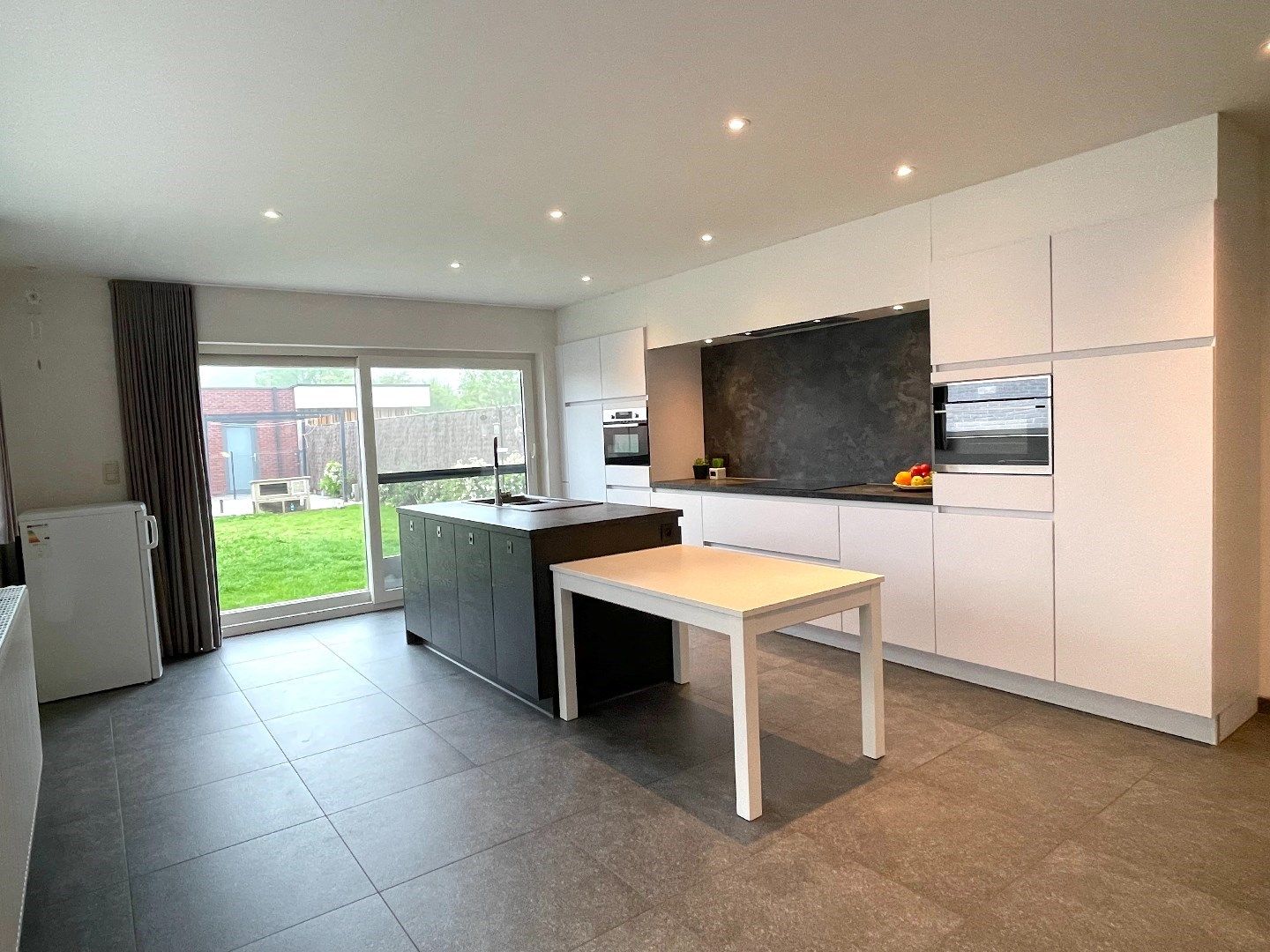 Recente woning met 3 slaapkamers, leuke tuin en staanplaats! foto 3