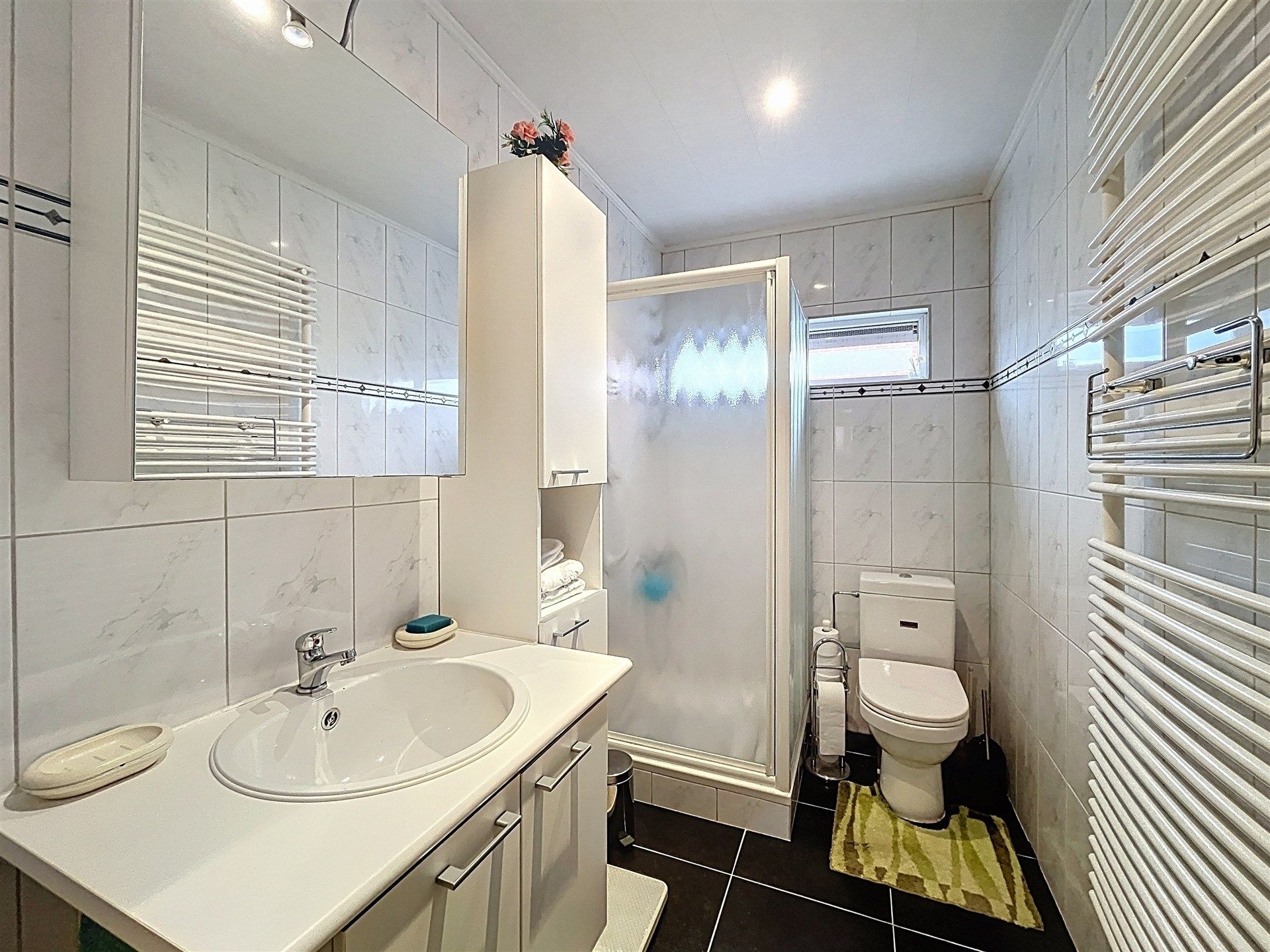 Ruime woning met 3 slaapkamers en grote garage op perceel van 1148 m² met zicht op oneindig groen.  foto 11