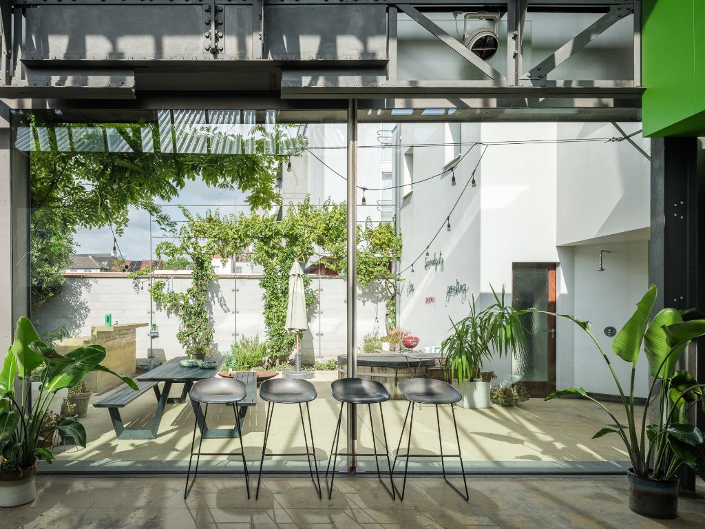 Lichtrijke en karaktervolle loft met tuin en 5 slaapkamers op toplocatie nabij Gent centrum! foto 3