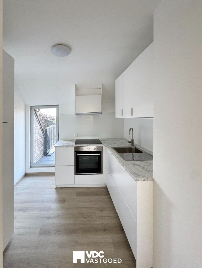 Volledig gerenoveerd appartement met 2 slaapkamers, garage en tuintje foto 4