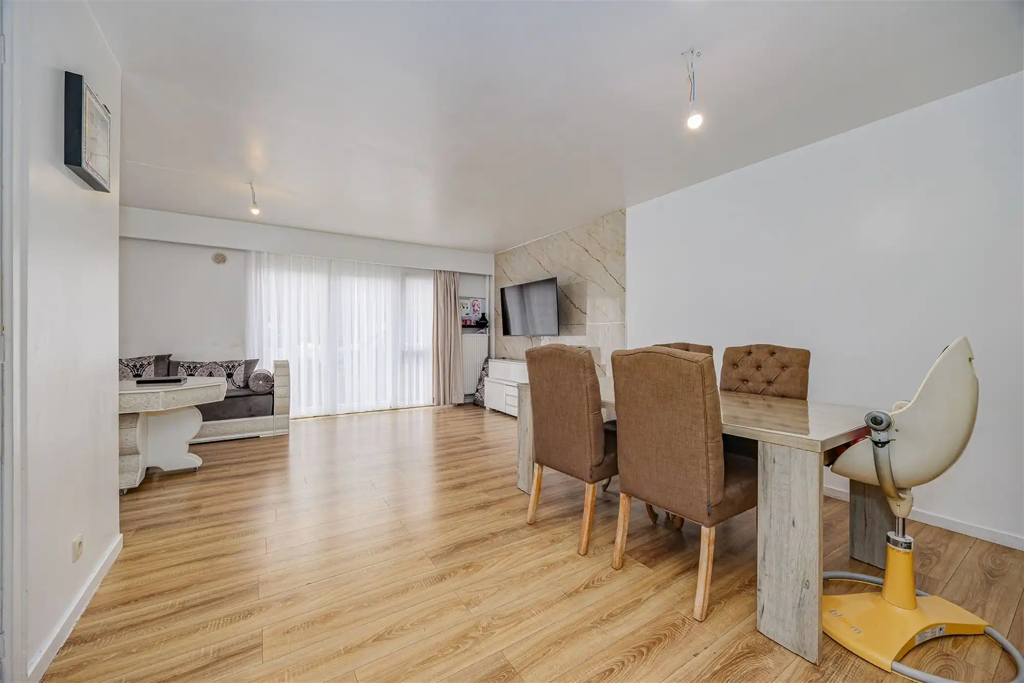 Vergund betonnen opbrengsteigendom met 3 appartementen + garagebox foto 2