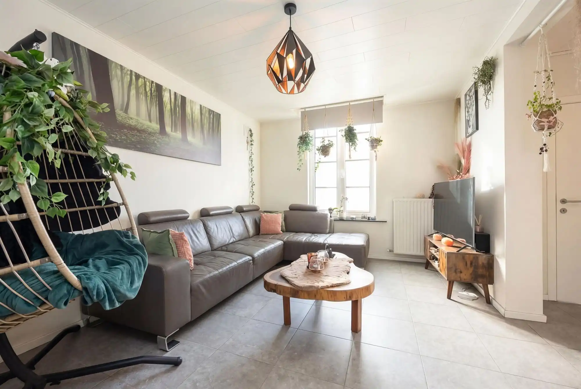 Gelijkvloersappartement met 2 slaapkamers en garagebox foto {{pictureIndex}}