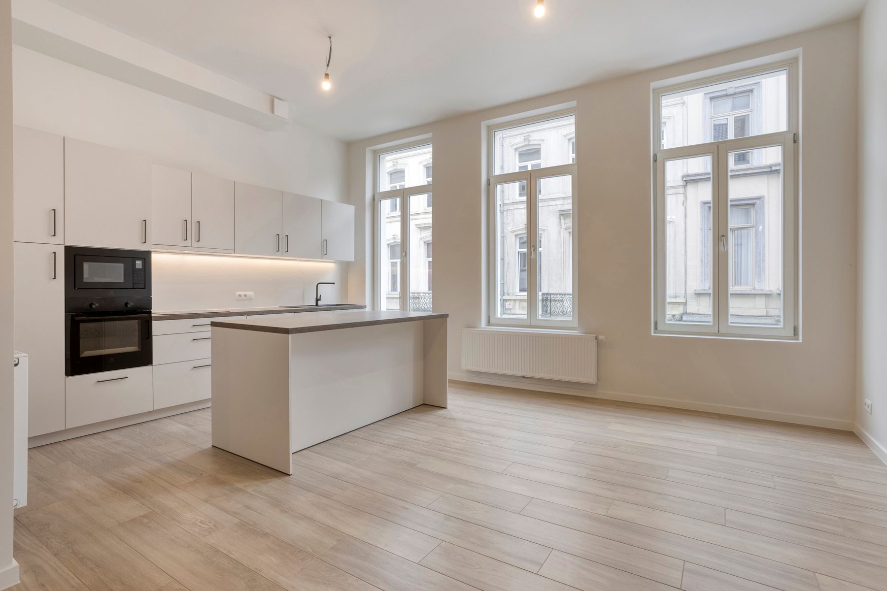 Stijlvol gerenoveerd appartement nabij Louizalaan - EPC C foto {{pictureIndex}}