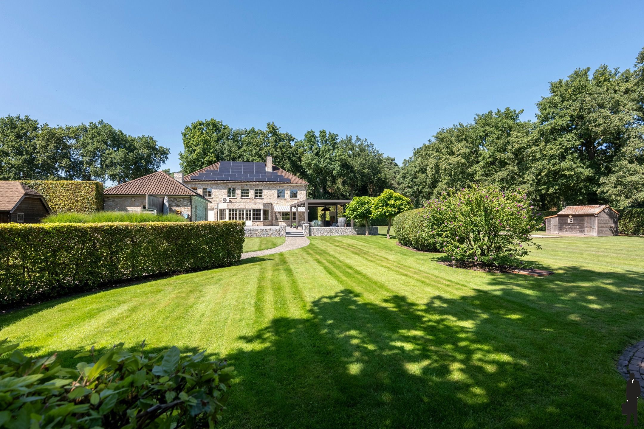 Uitzonderlijk gelegen, recente villa op domein van ca. 2ha  foto {{pictureIndex}}