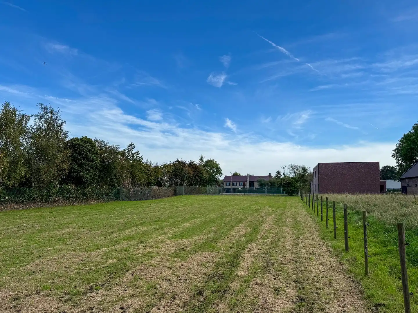 UPDATE: Residentieel gelegen stuk bouwgrond van 1500m² met aanpalend stuk groenzone van 1000m² foto 2