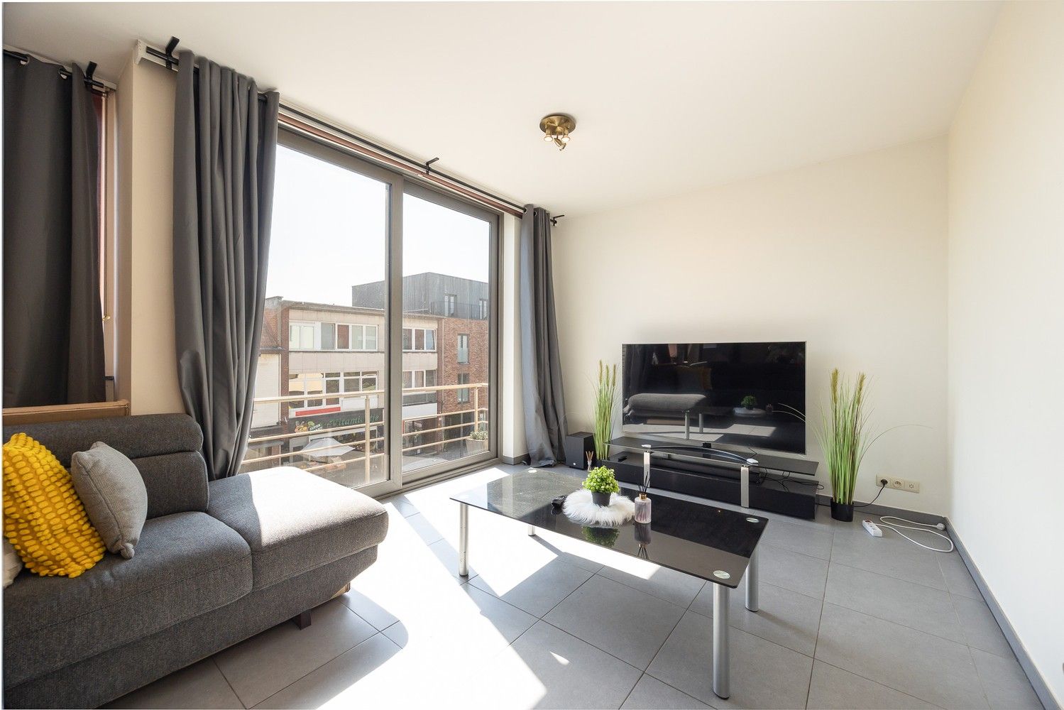 Centraal gelegen 1-slaapkamerappartement op tweede verdieping van een klein gebouw foto {{pictureIndex}}